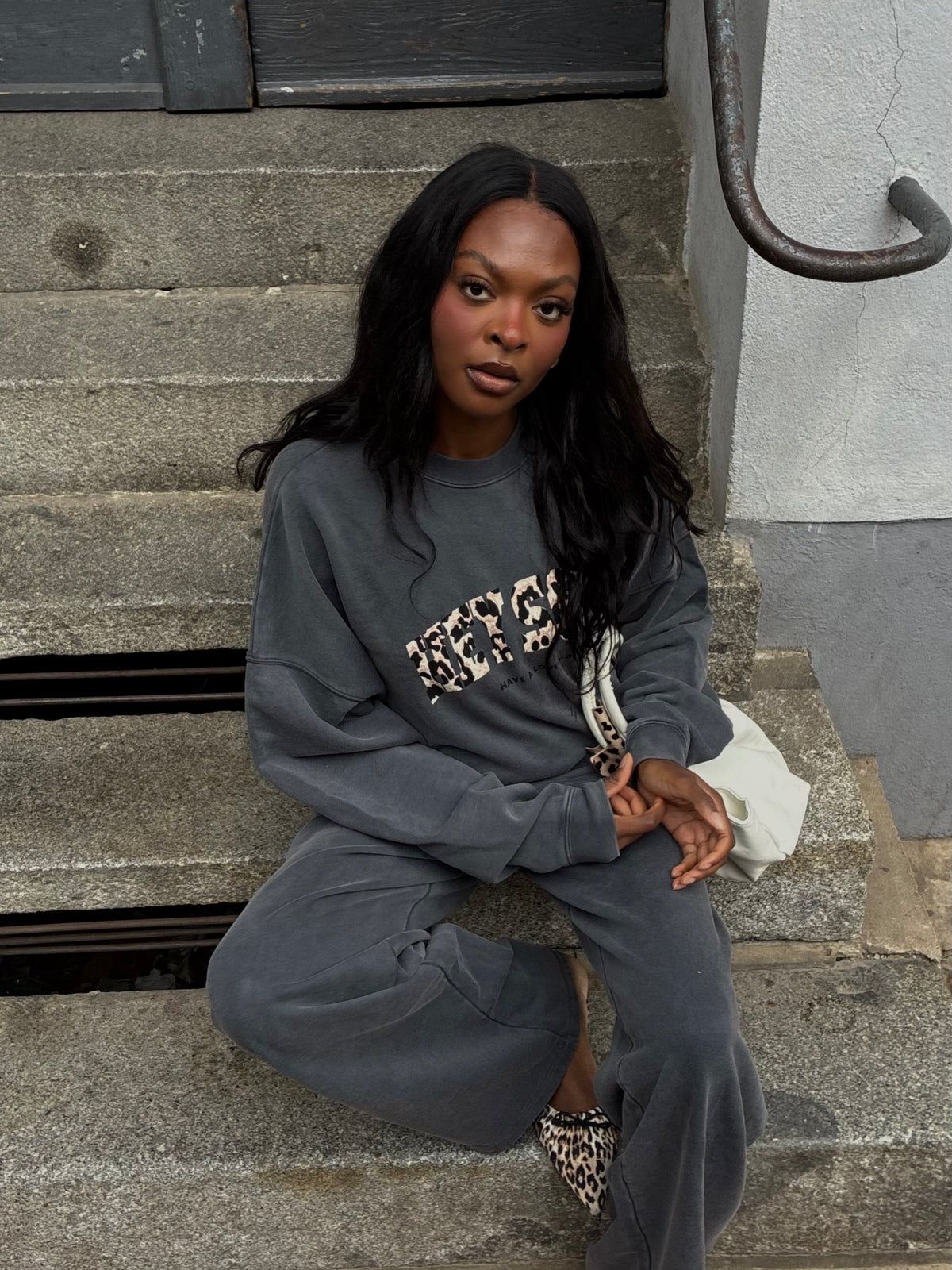 LEO SWEATSHIRT WASHED BLACK I LEO