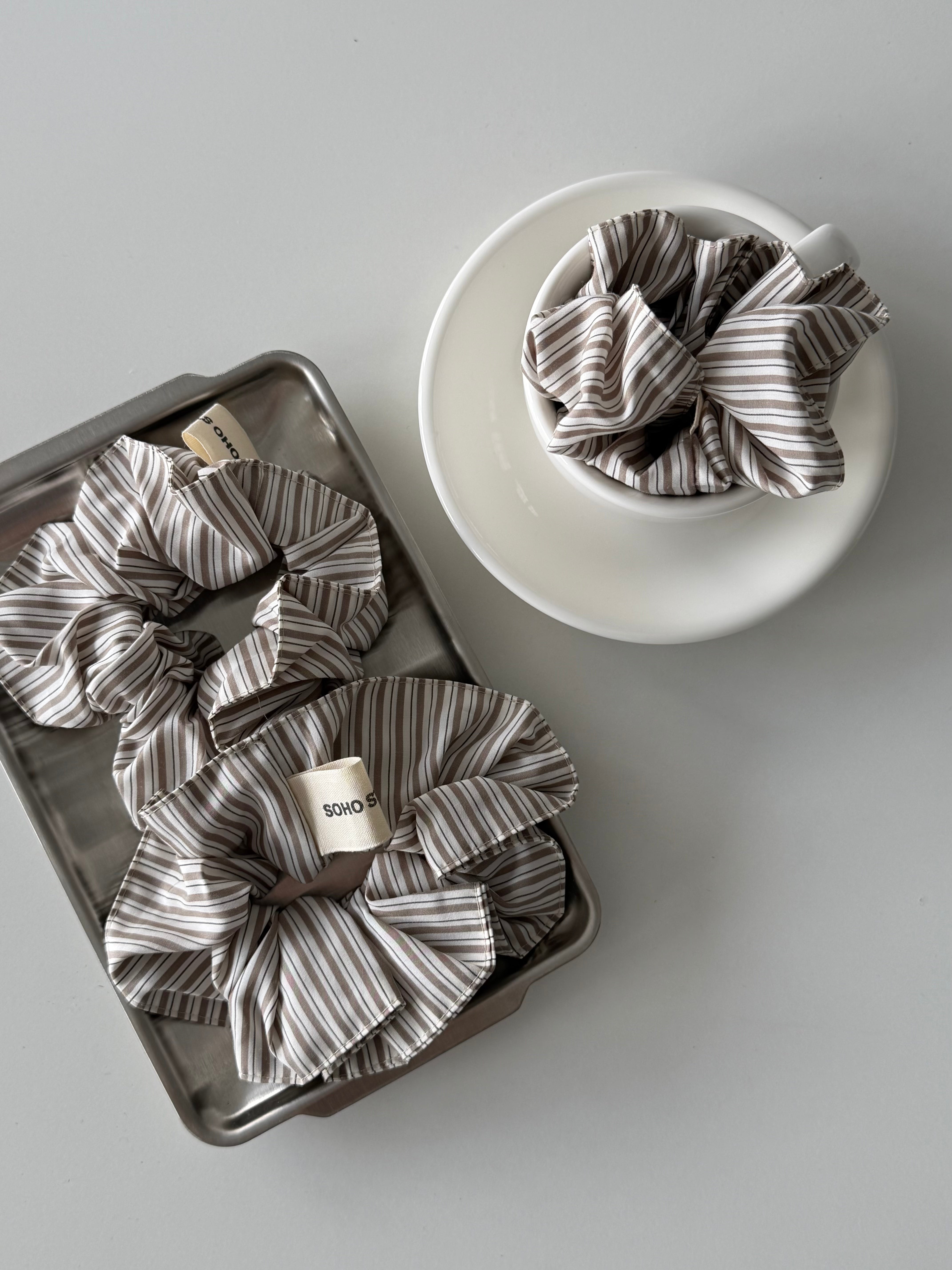 SOHO STUDIOS Scrunchie beige stripe